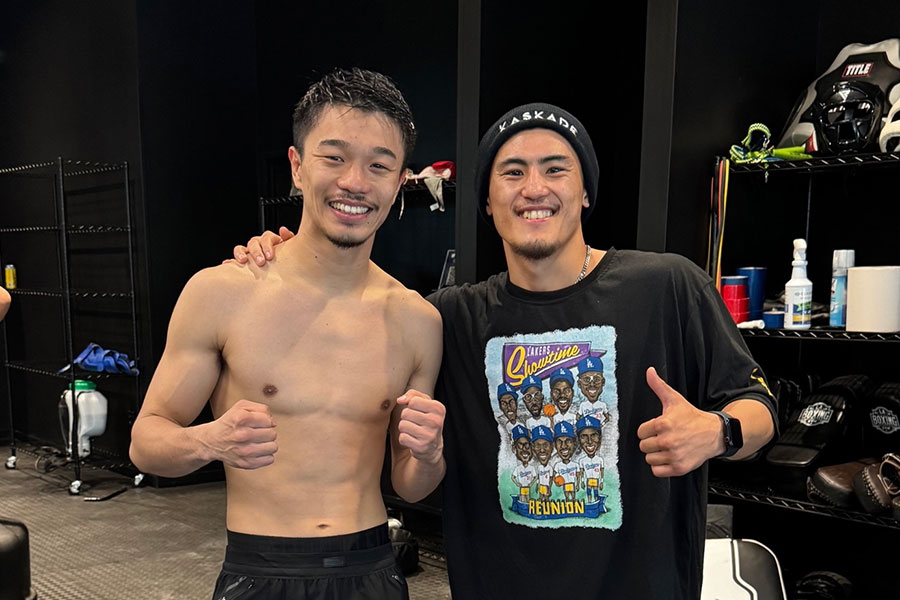 米ロサンゼルスで肩を組み、笑顔を見せる中谷潤人（左）と秋次克真（2025年4月撮影、本人提供）