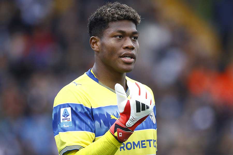 本拠地ナポリ戦に先発出場したパルマの鈴木彩艶【写真：LaPresse/アフロ】