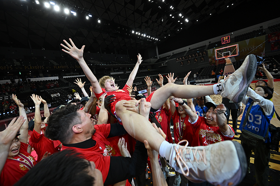 チームメートに胴上げされ笑顔の高田【写真提供：Wリーグ】