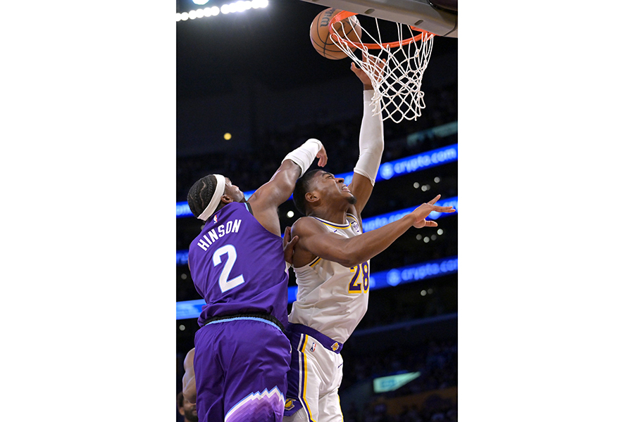 ダブルダブルの活躍で勝利に貢献したレイカーズの八村塁【写真:AP/アフロ】