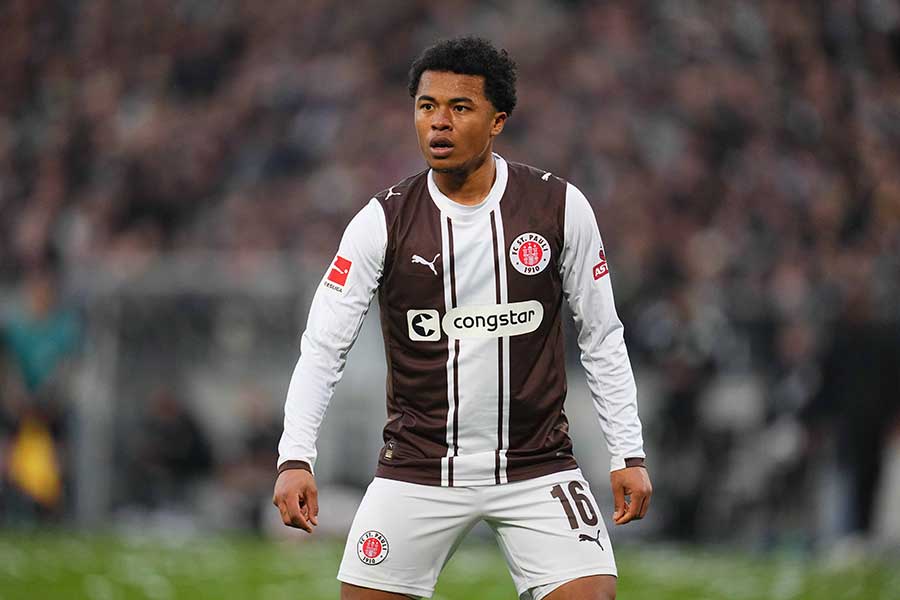 バイエルン戦に先発出場したザンクトパウリの藤田譲瑠チマ【写真:REX/アフロ】