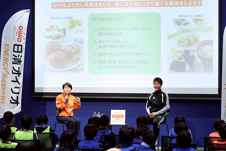 公認スポーツ栄養士の橋本玲子さん（左）と登壇した柿谷さん。小学生時代のエピソードも明かした【写真：高橋学】