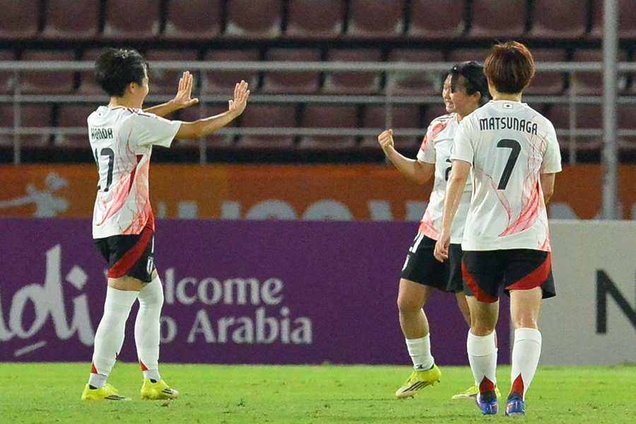 直接フリーキックを決めて仲間に祝福される福島望愛（左から2番目）【写真：新華社/アフロ】
