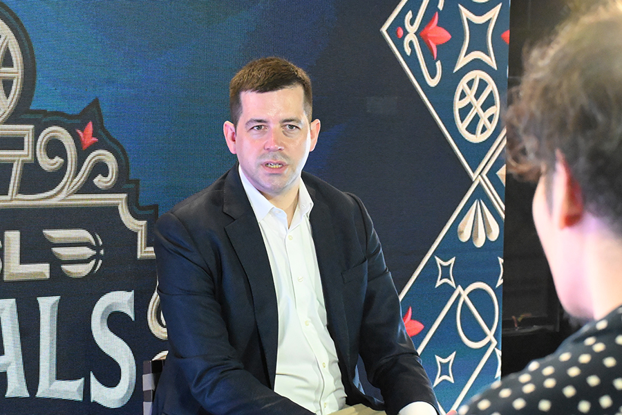 日本メディアの囲み取材に応えるヘンリー・ケインズCEO【写真：長嶺真輝】