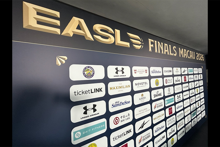 記者会見場に設置されたスポンサーのロゴが入ったボード【写真：長嶺真輝】