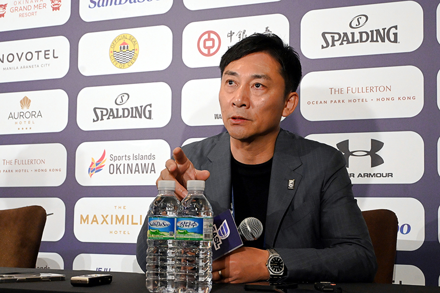 マカオで日本メディアの取材に応じるBリーグの島田慎二チェアマン【写真:長嶺真輝】