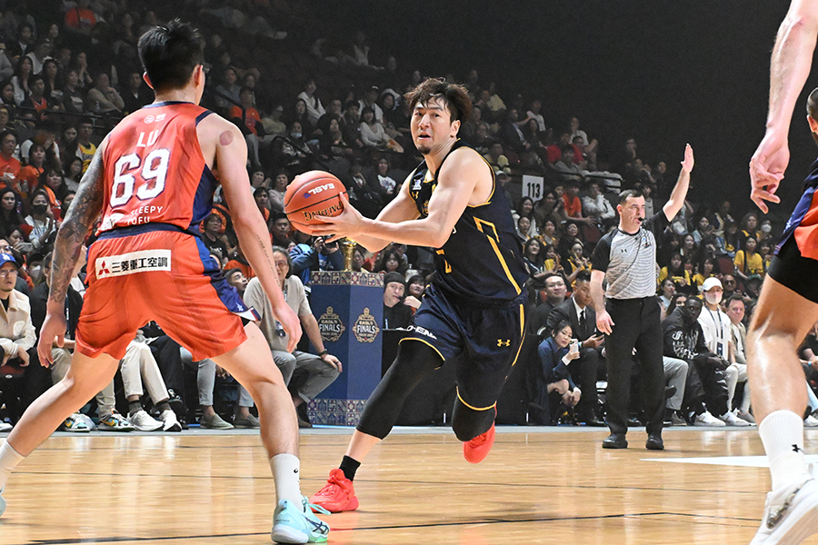 ファイナルで19得点を挙げ、MVPに輝いた比江島慎【写真:長嶺真輝】