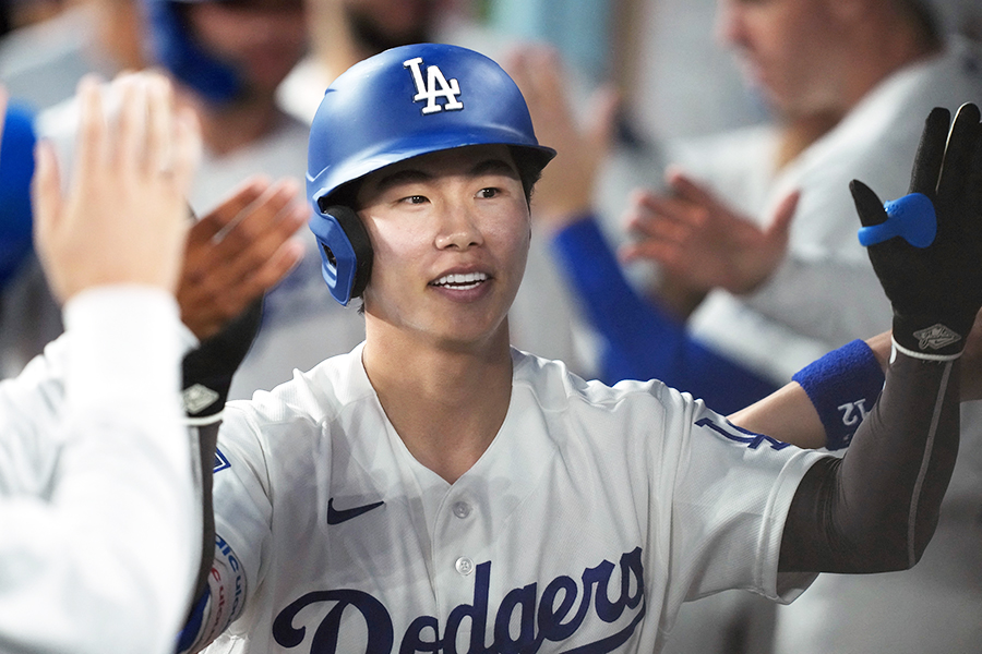 今季1号を放ち、仲間に祝福されるドジャースのキム・ヘソン【写真:ロイター】