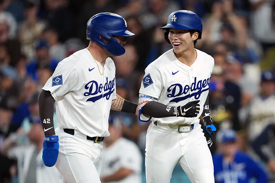 今季1号を放ち、仲間に祝福されるドジャースのキム・ヘソン（右）【写真：ロイター】