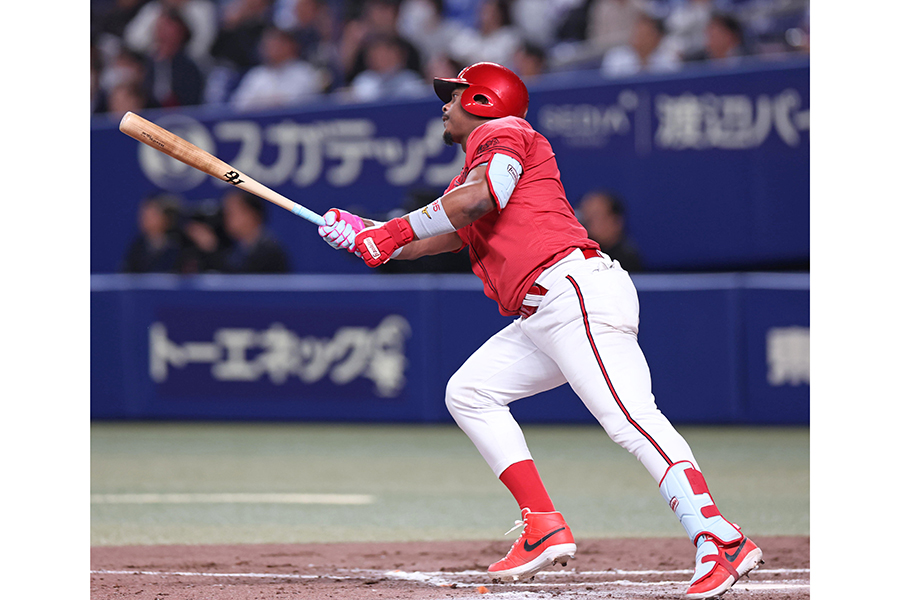 ライトへ2ランホームランを放った広島のモンテロ【写真：産経新聞社】
