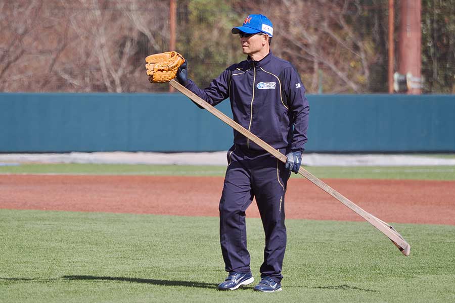 選手の成長が第一…自らグラウンドのトンボかけも【写真：羽鳥慶太】