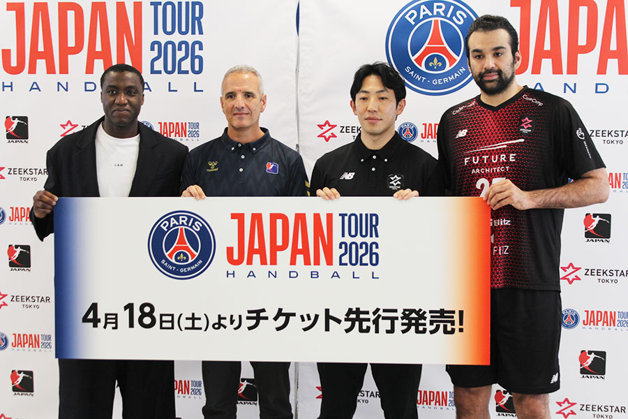 （左から）ツアーアンバサダーのリュック・アバロ氏、男子ネクスト日本代表トニー・ジェローナ監督、ジークスター東京・佐藤智仁監督、玉川裕康主将【写真：編集部】