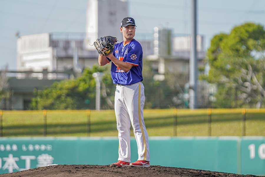 身長181cmの体格から力強い直球を投げ込む金城【写真：JWL提供】