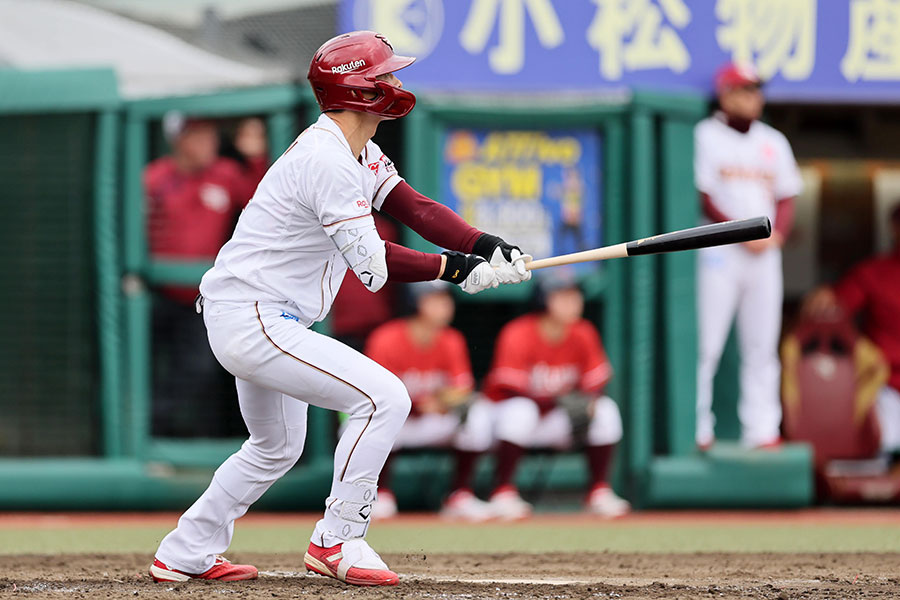 5回に二塁打を放った楽天の辰己涼介【写真：産経新聞社】