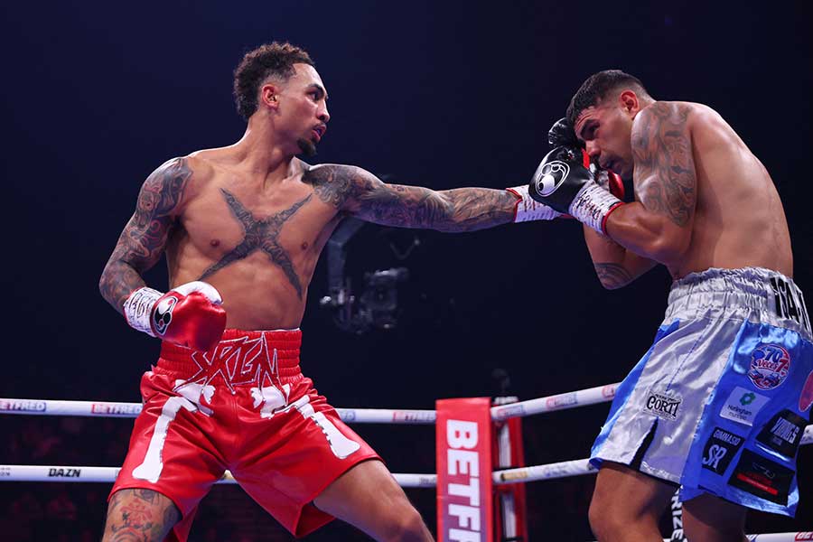 ブライアン・ナウエル・スアレスをKOさせたベンジャミン・ウィテカー（左）【写真：ロイター】