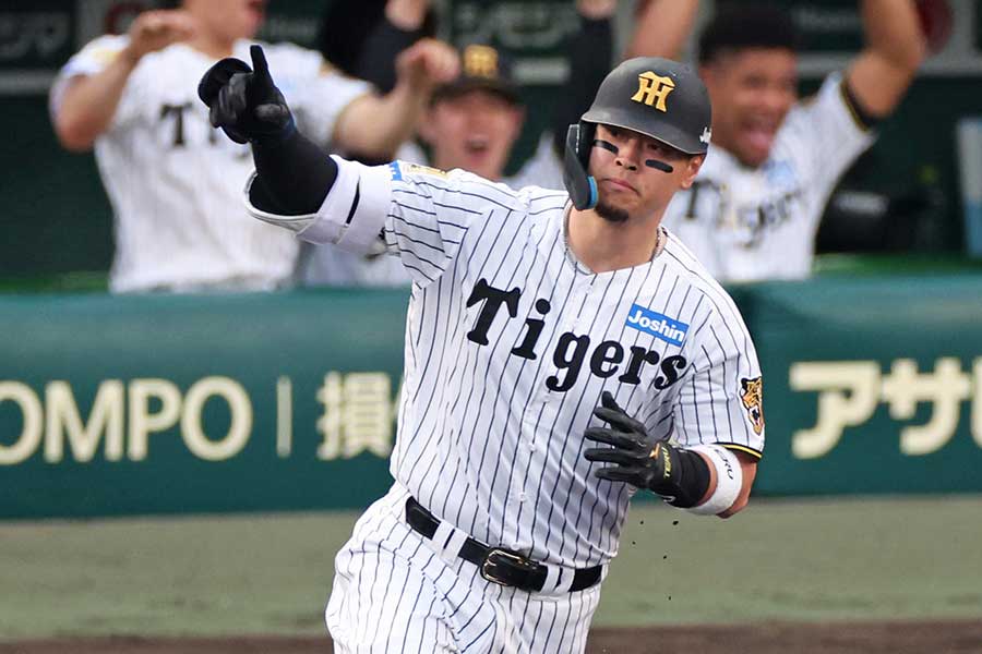 本塁打を放った佐藤輝明【写真：産経新聞社】