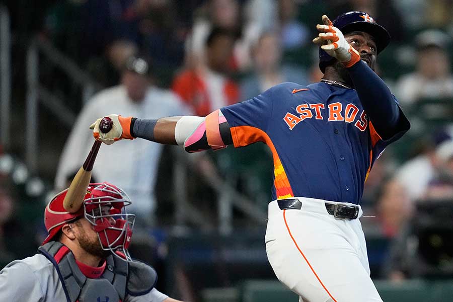 ペドロ・パヘスの頭部にバットを直撃させてしまったテイラー・トラメル（右）【写真：AP/アフロ】