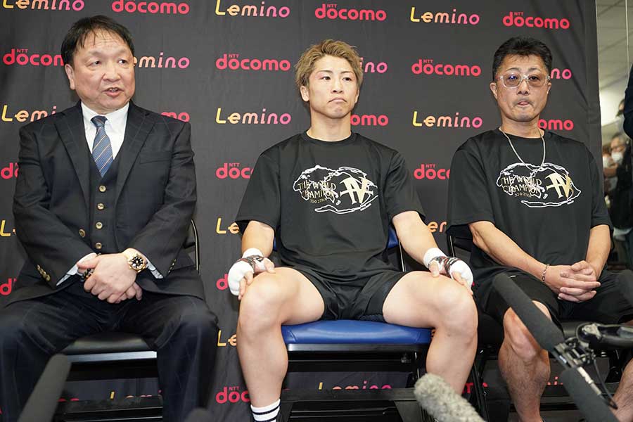 会見を行った井上尚弥（中央）【写真：澤田直人】