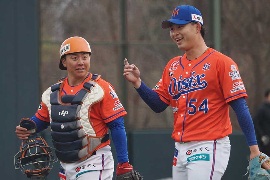 経験豊富な打者との対戦で気づきは多いという細谷（右）【写真：羽鳥慶太】