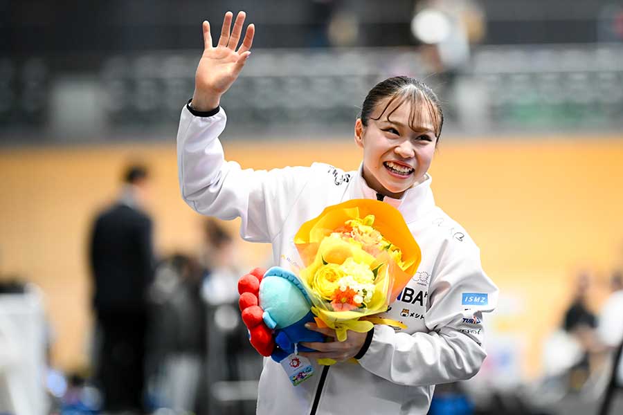 試合を終え、笑顔で手を振る杉原【写真：中戸川知世】