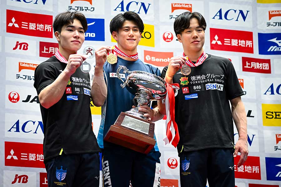 橋本大輝、岡慎之助と表彰台に上がった川上翔平（右）【写真：中戸川知世】