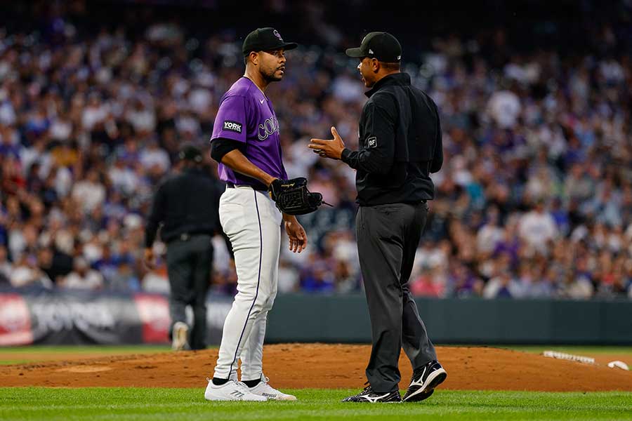 ボークを宣告されたロッキーズのキンタナ（左）【写真：ロイター】