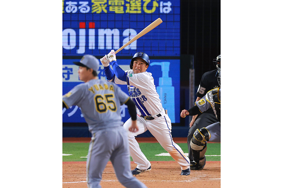 8回に中適時打を放つDeNAの勝又温史【写真：産経新聞社】