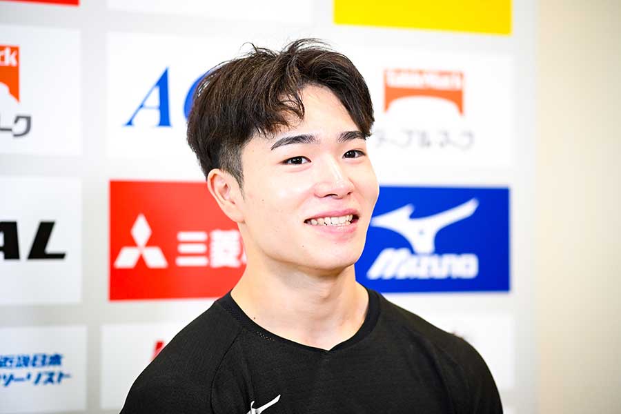 橋本大輝に敗れるも、取材で笑顔を見せた岡慎之助【写真：中戸川知世】