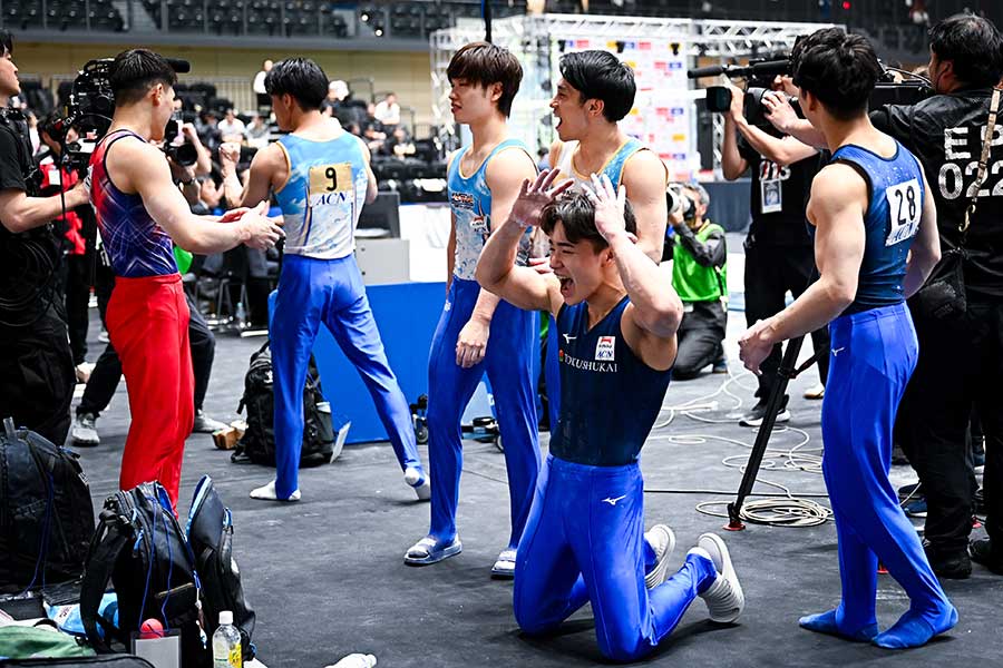 得点発表の瞬間、思わず崩れ落ちる岡（右から2人目）【写真：中戸川知世】