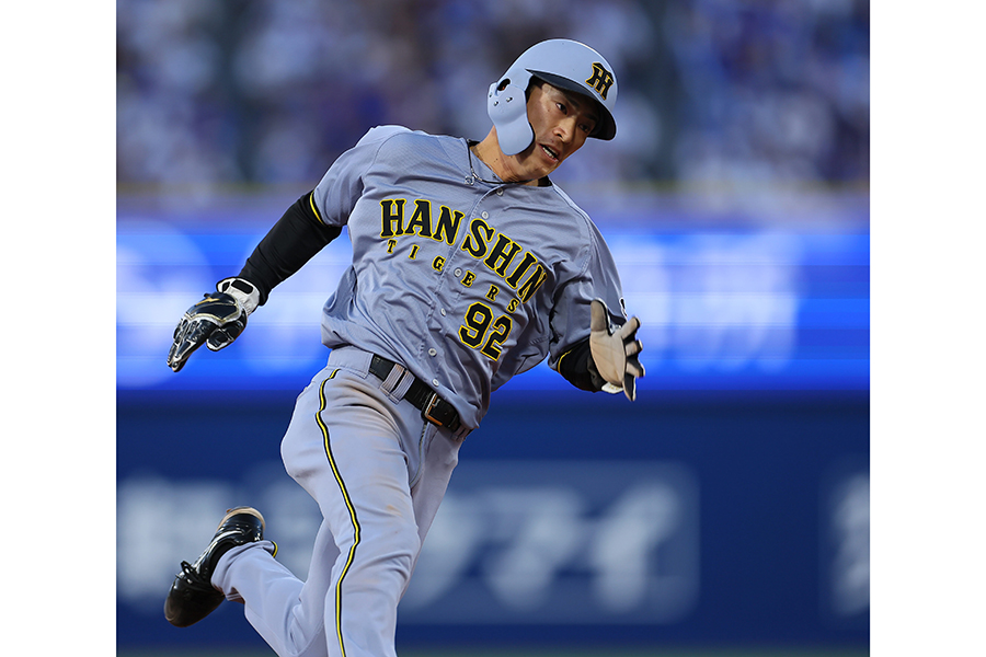 坂本誠志郎の適時打で一塁から激走する福島圭音【写真：産経新聞社】