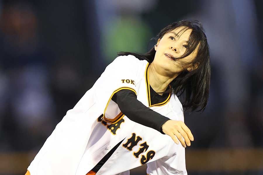 始球式に登場した井森美幸【写真：産経新聞社】