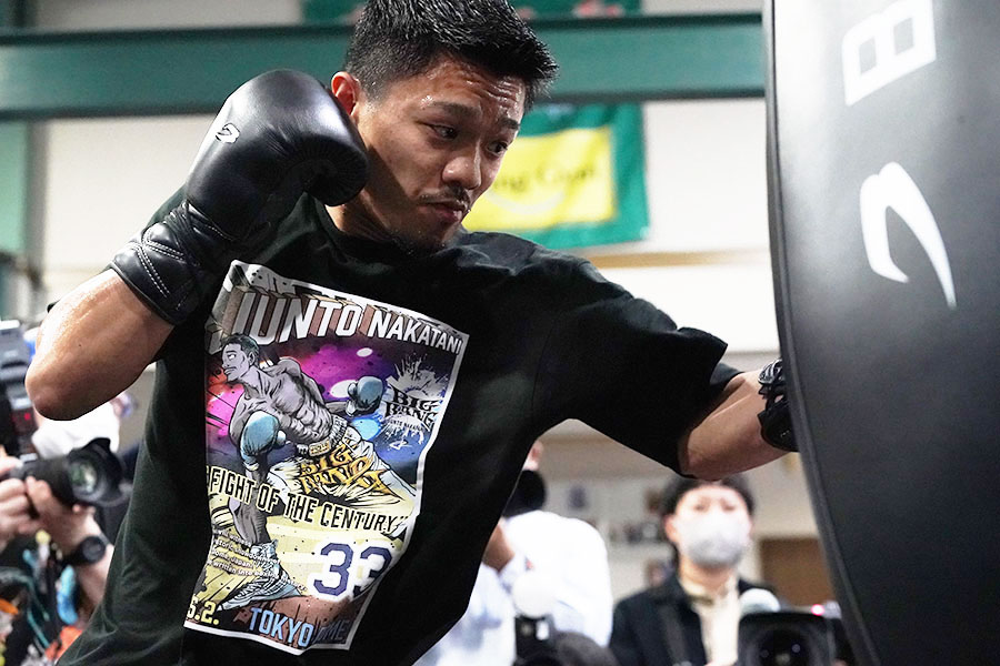 キャリア33戦目を強調するデザインのTシャツを着て公開練習を行う中谷潤人【写真：澤田直人】