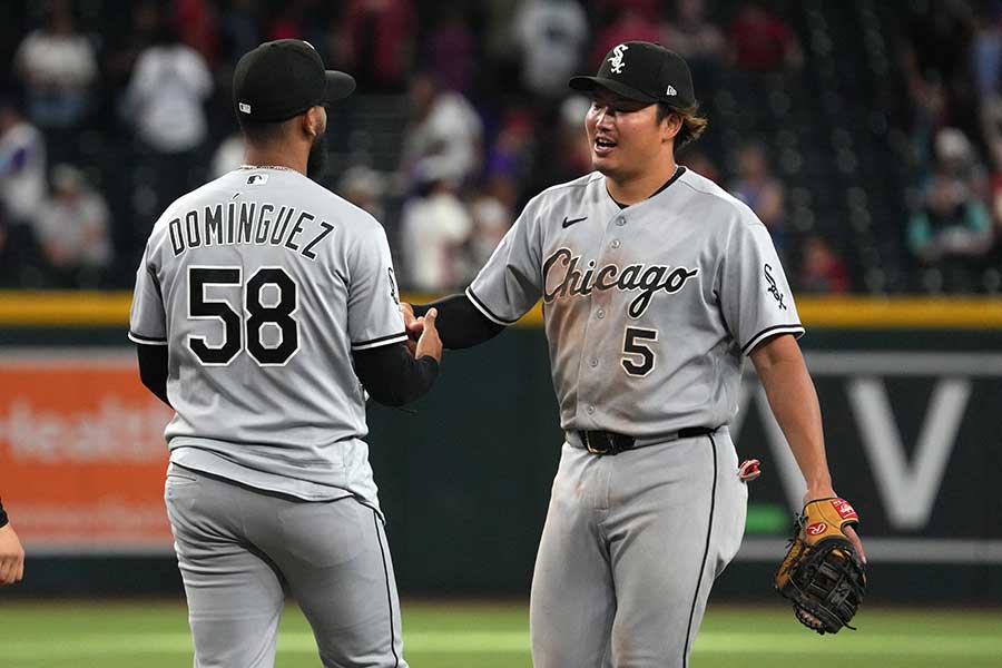 ダイヤモンドバックス戦に先発出場したホワイトソックスの村上宗隆（右）【写真：ロイター】