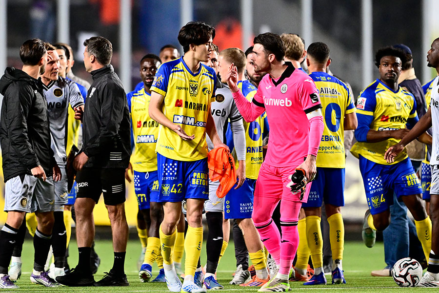 アンデルレヒト戦に出場した後藤啓介（中央左）【写真：PsnewZ/アフロ】