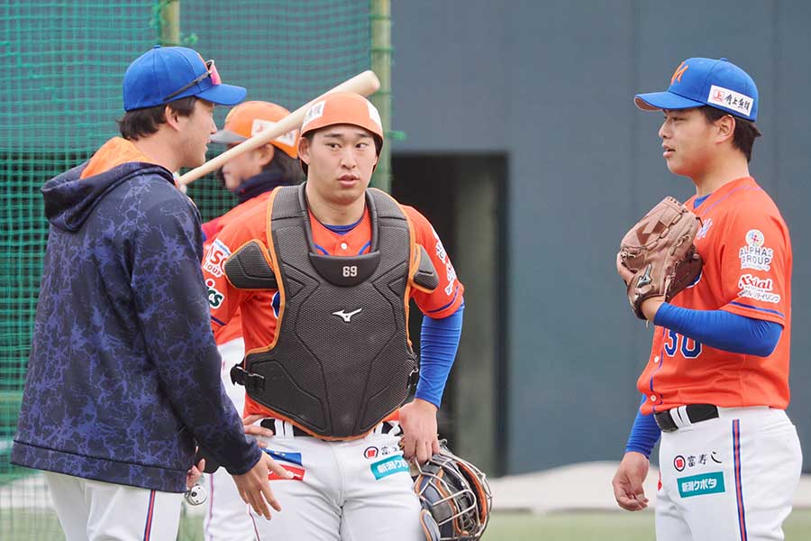 オリックスなどでプレーした小林投手コーチの話を聞く田西（中央）【写真：羽鳥慶太】