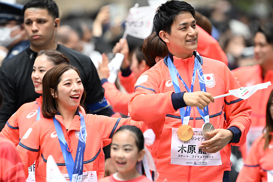 パレードに参加し、沿道のファンの声援に応える三浦璃来、木原龍一組【写真：徳原隆元】