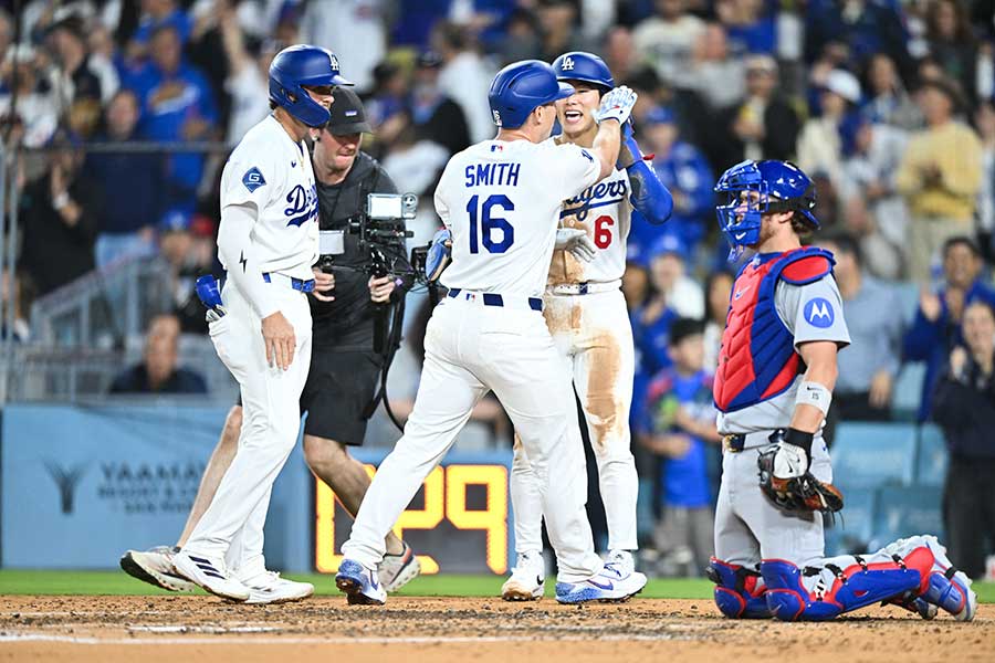 カブスと対戦するドジャース（白）【写真：ロイター】