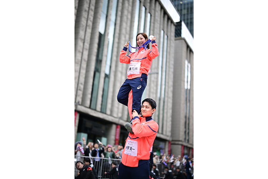 東京・日本橋で行われたパレードでリフトを披露した三浦璃来、木原龍一組【写真：アフロスポーツ】