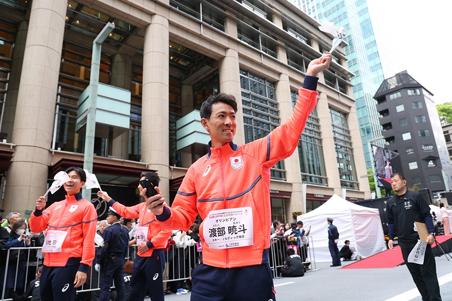 パレードに参加し、沿道からの声援に手を振って応える渡部暁斗【写真：長田洋平/アフロスポーツ】