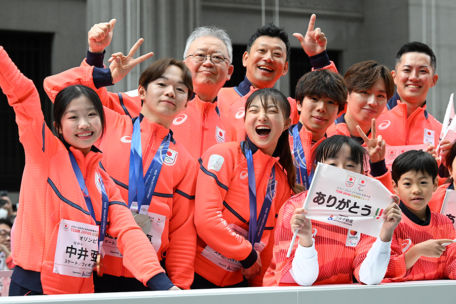 フィギュア勢の集合写真、中央で笑顔が弾ける坂本花織【写真：徳原隆元】