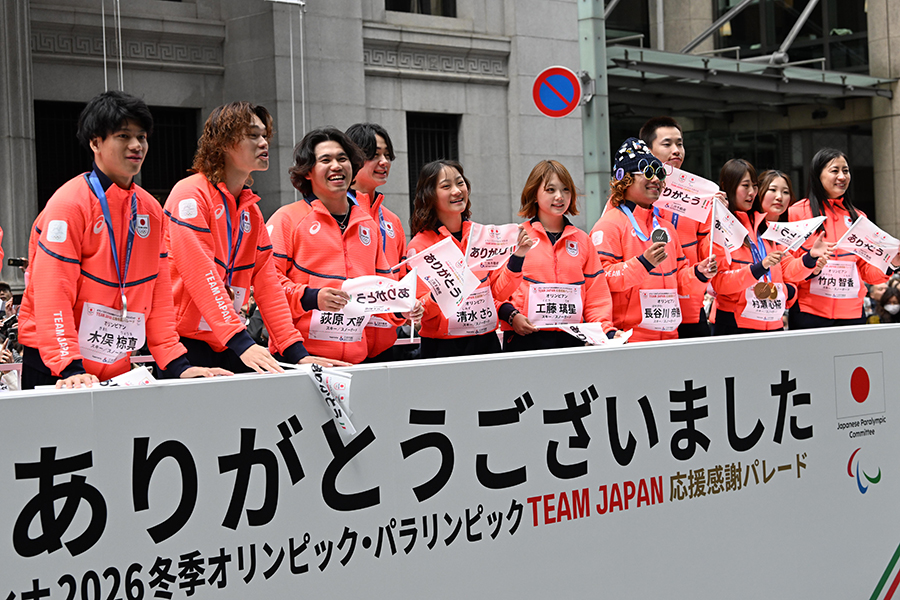 ボードを前に笑顔で並んだスノーボード【写真：徳原隆元】