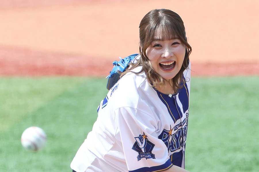 始球式を務めた都玲華【写真：産経新聞社】