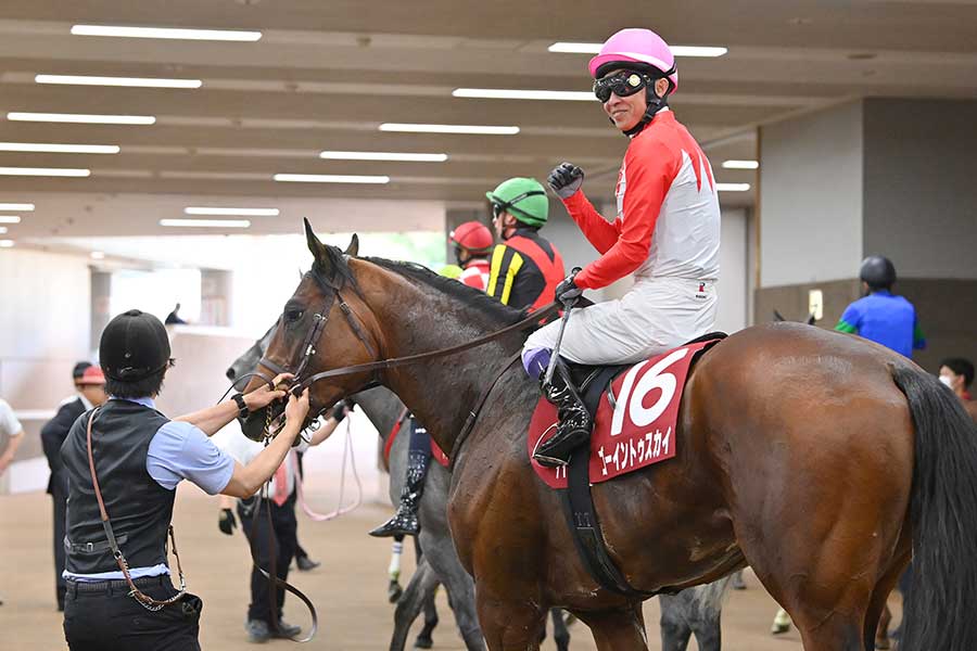 青葉賞を制したゴーイントゥスカイと武豊【写真：産経新聞社】