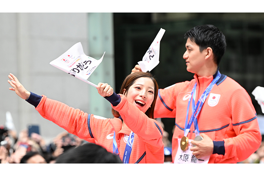 パレードで旗を振りながら沿道の声援に応える三浦璃来、木原龍一組【写真：徳原隆元】