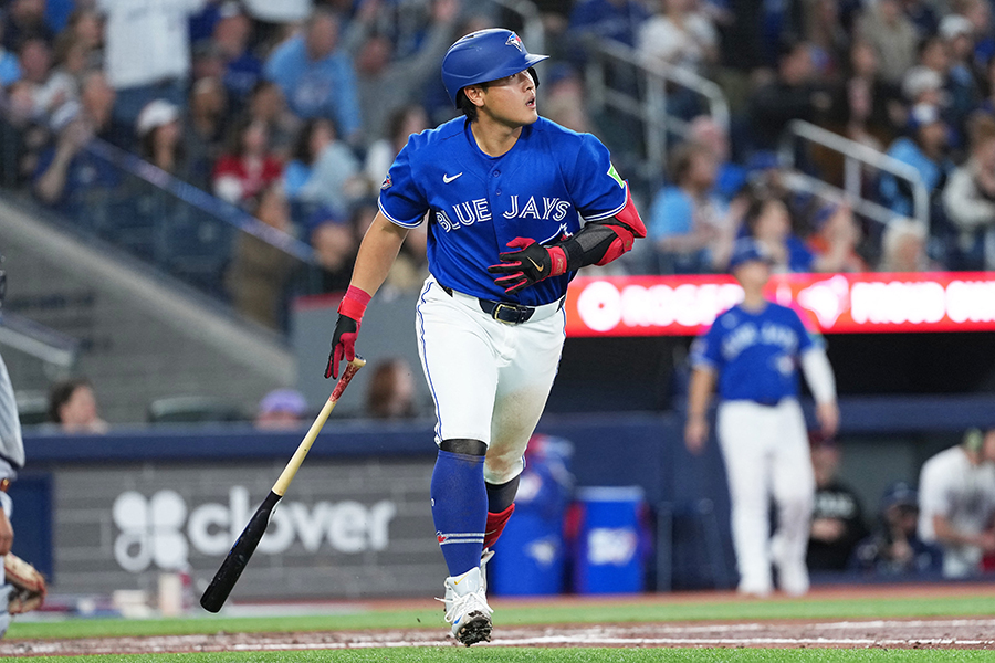4回に2戦連発の5号ソロを放ったブルージェイズの岡本和真【写真：ロイター】