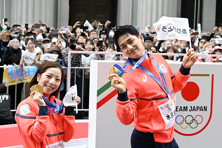 パレードに参加し、カメラにポーズをとる三浦璃来、木原龍一組【写真：徳原隆元】