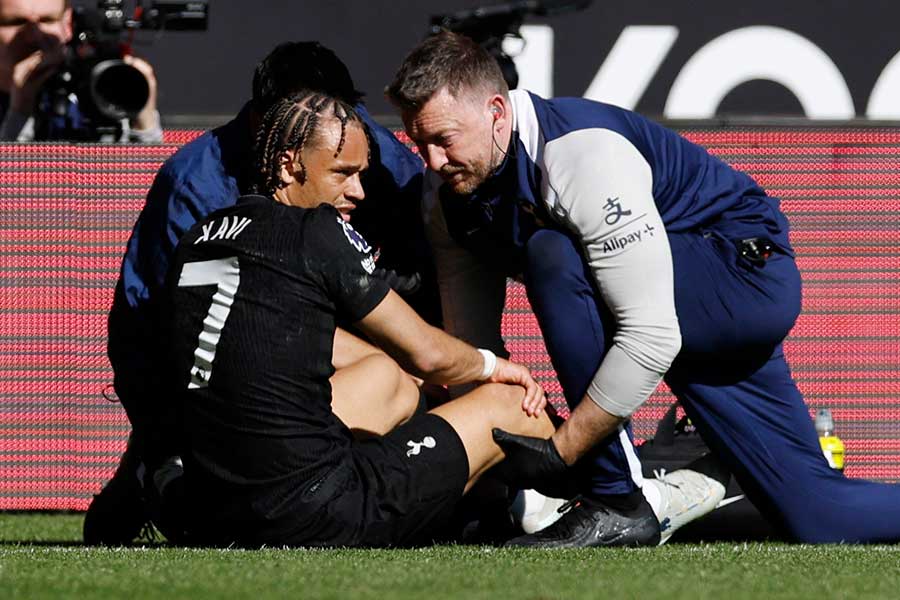 負傷しピッチに座り込んだシャビ・シモンズ【写真：ロイター】