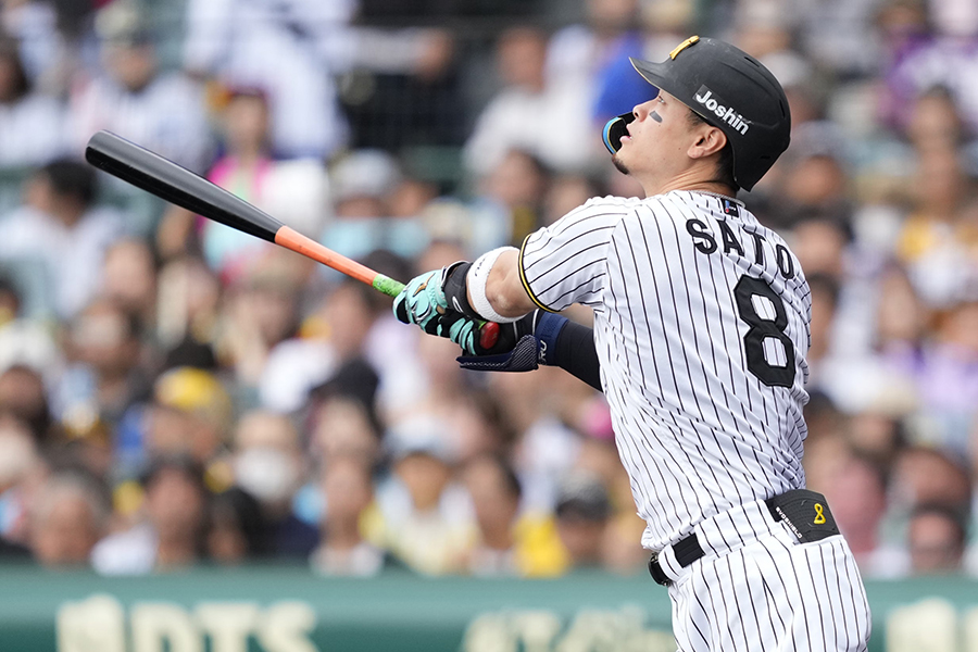 右翼スタンドに6号となる先制本塁打を放った佐藤輝明【写真：産経新聞社】