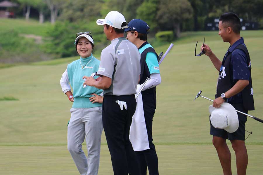 男子プロと談笑する青木（左）【写真：柳田通斉】