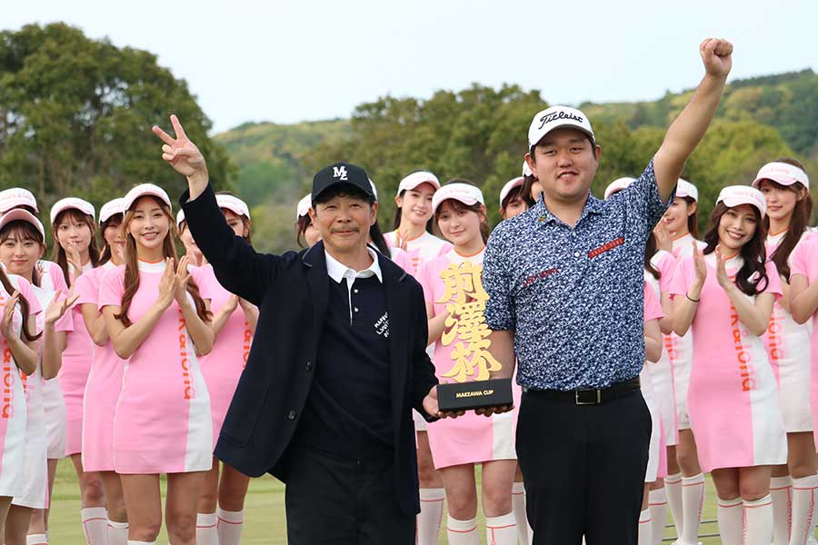 前澤杯で優勝した米澤蓮（右）と前澤友作氏（左）【写真：柳田通斉】